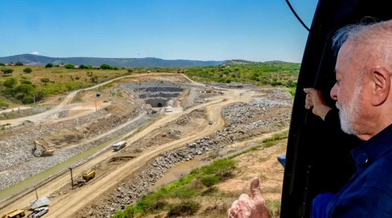 Imagens mostram rompimento em trecho do Ramal do Apodi um dia após inauguração com presença de Lula