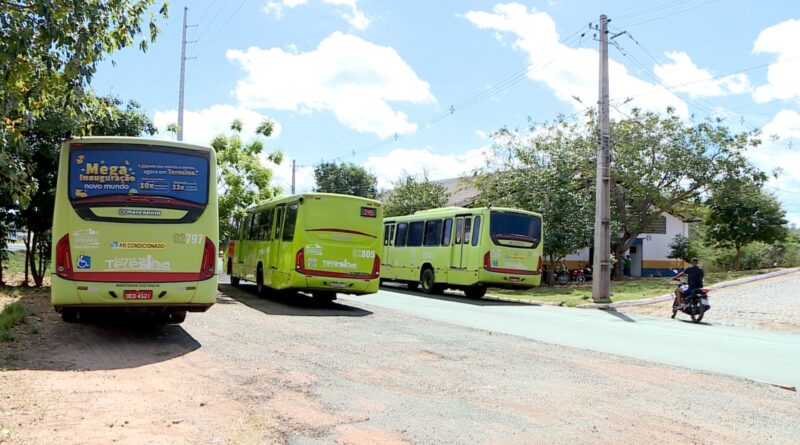 Protesto de trabalhadores do transporte e permissionários causa paralisação temporária na zona Leste de Teresina