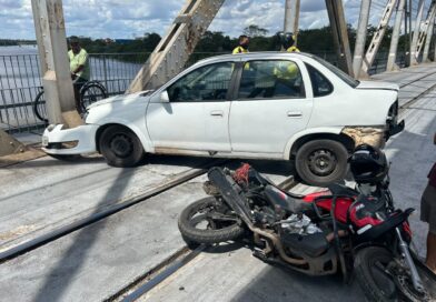 Colisão entre carro e motocicleta deixa motociclista ferido e provoca interdição da Ponte Metálica