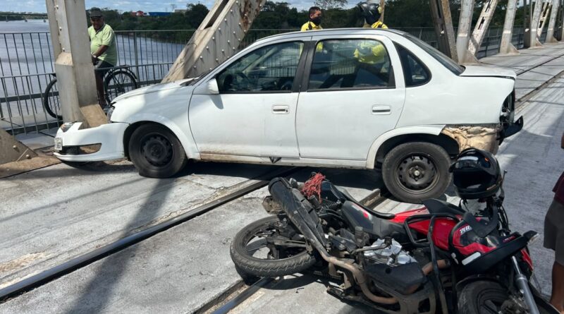 Colisão entre carro e motocicleta deixa motociclista ferido e provoca interdição da Ponte Metálica