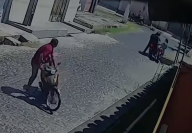IMAGENS MOSTRAM MOMENTO EM QUE PM LUTA CONTRA ASSALTANTE NA ZONA SUDESTE