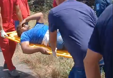 PASSAGEIROS FICAM FERIDOS APÓS ÔNIBUS SAIR DA PISTA E CAIR EM ÁREA DE MATA NA BR-343