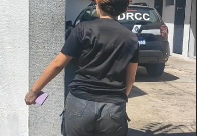 MULHER É CONDUZIDA APÓS SER DENUNCIADA POR AMEAÇAR VIZINHOS E USAR DROGAS EM KITNET NA ZONA SUL DE TERESINA