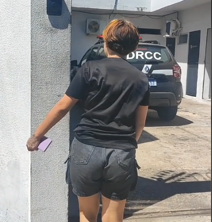 MULHER É CONDUZIDA APÓS SER DENUNCIADA POR AMEAÇAR VIZINHOS E USAR DROGAS EM KITNET NA ZONA SUL DE TERESINA