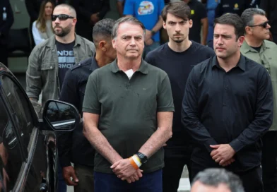 Bolsonaro tem oscilações na pressão e defesa pede sessões maiores de fisioterapia