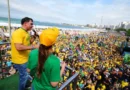 Flávio Bolsonaro abre campanha eleitoral com comício em Copacabana e defende mudanças na segurança e na economia