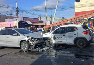 Colisão entre carros deixa dois motoristas feridos em Parnaíba
