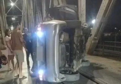 Carro capota na Ponte Metálica e trânsito fica parcialmente bloqueado entre Teresina e Timon