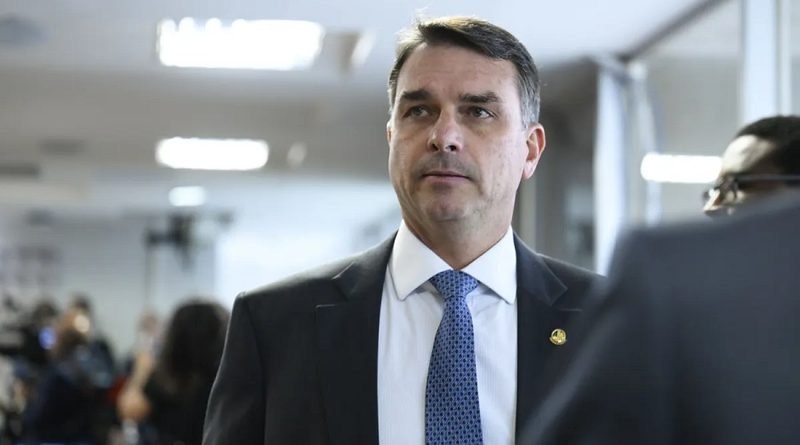TSE manda retirar publicações que associavam Flávio Bolsonaro a facções criminosas