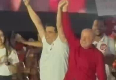 LULA ERGUE MÃO DE RAFAEL E POSA AO LADO DE MARCELO CASTRO E JÚLIO CÉSAR EM TERESINA