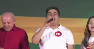 RAFAEL FONTELES CANTA HINO DO PIAUÍ AO LADO DE LULA DURANTE EVENTO EM TERESINA