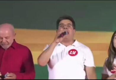 RAFAEL FONTELES CANTA HINO DO PIAUÍ AO LADO DE LULA DURANTE EVENTO EM TERESINA