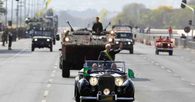 Lula participa do desfile de 7 de Setembro em Brasília em meio a imagens de baixa presença de público