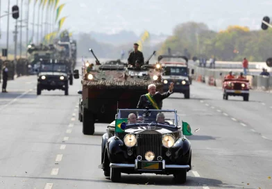 Lula participa do desfile de 7 de Setembro em Brasília em meio a imagens de baixa presença de público