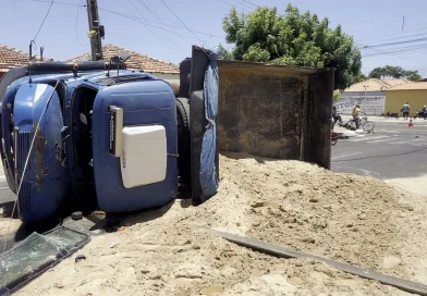 Caçamba carregada de areia tomba após motorista perder controle em cruzamento de Parnaíba