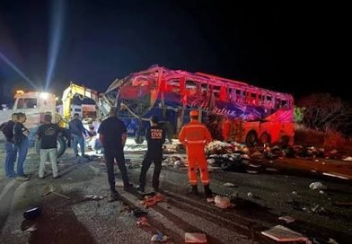 Colisão entre ônibus e carreta mata seis pessoas e deixa 43 feridos em Minas Gerais