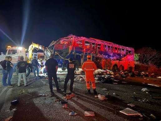 Colisão entre ônibus e carreta mata seis pessoas e deixa 43 feridos em Minas Gerais