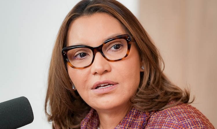 Janja critica bolsonarismo durante ato em Ceilândia e diz que país não pode ‘voltar para as trevas’