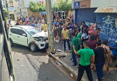 Carro invade preferencial e colide com ônibus no Centro de Teresina