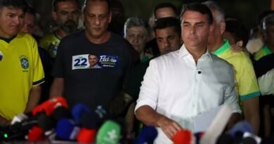FLÁVIO BOLSONARO NÃO RECONHECE DERROTA, DIZ QUE OS FISCAIS DO PL FORAM RETIRADOS DA SALA COFRE QUANDO A PRORROGAÇÃO ENTROU EM VIGOR E AFIRMA QUE VAI PEDIR ANULAÇÃO DAS ELEIÇÕES