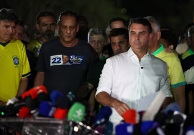 FLÁVIO BOLSONARO NÃO RECONHECE DERROTA, DIZ QUE OS FISCAIS DO PL FORAM RETIRADOS DA SALA COFRE QUANDO A PRORROGAÇÃO ENTROU EM VIGOR E AFIRMA QUE VAI PEDIR ANULAÇÃO DAS ELEIÇÕES