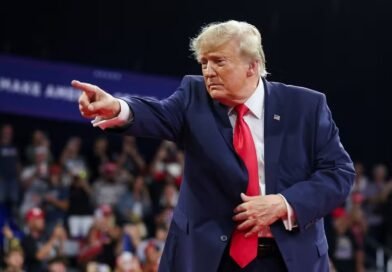 TRUMP DIZ QUE NÃO VAI SE ENVOLVER APÓS FLÁVIO SE DECLARAR PRESIDENTE ELEITO, MAS DIZ QUE FAMÍLIA BOLSONARO “FOI TRATADA DE MANEIRA INJUSTA”