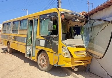 Ônibus escolar atinge motocicleta e muro de casa após descer rua em Alagoinha do Piauí