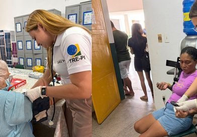 TRE-PI mobiliza profissionais de saúde para locais de votação em áreas mais quentes de Teresina