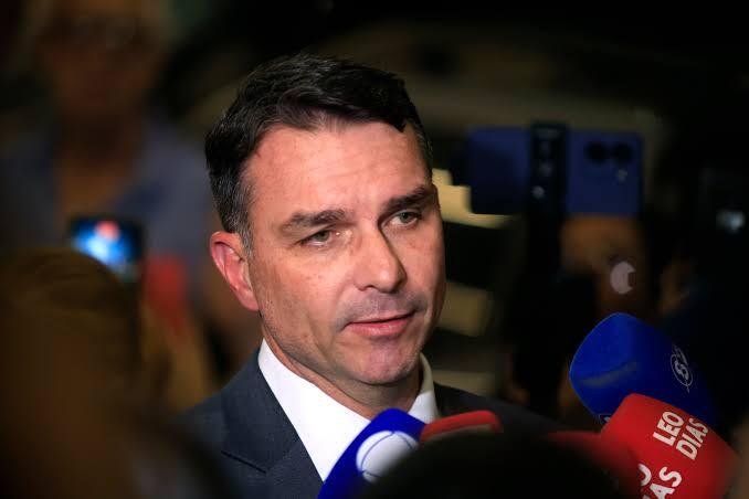 Flávio Bolsonaro critica regras de fiscalização do Pix e acusa governo Lula de aumentar pressão sobre trabalhadores