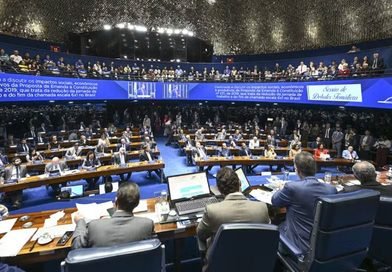 Senado começa a discutir PEC que pode acabar com a escala 6×1