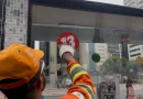Equipes de limpeza removem pichações após ato em apoio a Lula na Avenida Paulista
